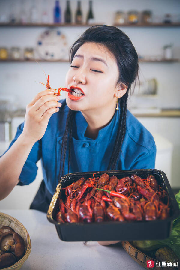 网红美食达人何伟丽最新吃播盛宴来袭，不容错过！